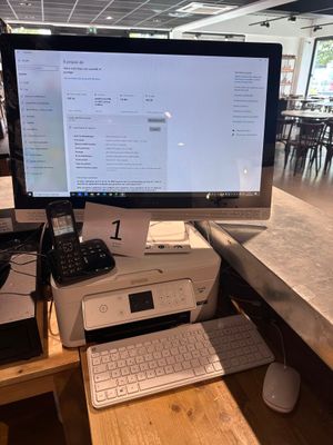 un bureau équipé d'un ordinateur et d'une imprimante