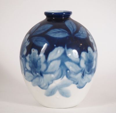 THARAUD. Vase ovoide en porcelaine, décor de fleurs en camai…