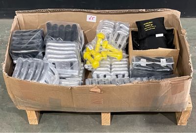 une boîte en carton remplie d'articles divers, posée sur une palette