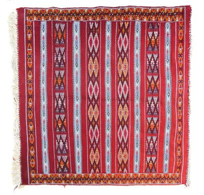 Kilim tunisien à fond rouge à décor de bandes polychromes à …