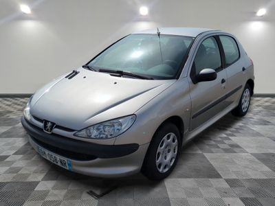 une photo d'une voiture argentée garée dans un garage