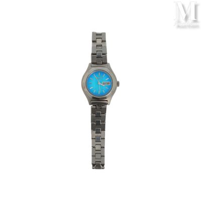 une image représentant une montre-bracelet au cadran bleu sur fond blanc