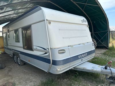 une remorque garée dans un garage