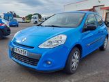 une voiture bleue garée dans un parking