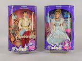 deux poupées représentant Cendrillon, le prince et la princesse, dans une boîte