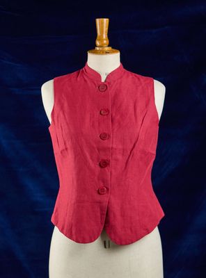 un gilet rouge sur un mannequin, sur fond bleu