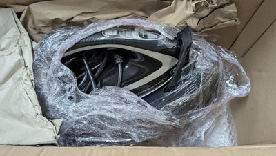 une boîte contenant une chaussure emballée dans du plastique