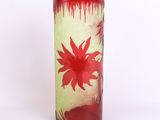 un vase rouge orné d'une fleur sur fond blanc