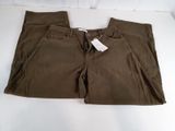 Le pantalon est de couleur marron et comporte une étiquette.