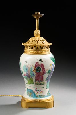 une lampe posée sur une table à côté d'une lampe