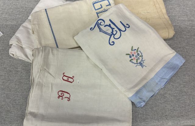 5 draps brodés lettrés. Vendu en l’état sans vérification préalab