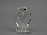 figurine de chouette en cristal sur socle transparent, aux yeux noirs