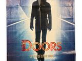 une affiche de cinéma pour le groupe The Doors, sur laquelle on voit un homme marchant dans un couloir