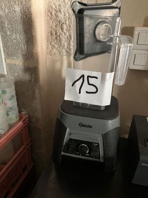 un mixeur sur lequel figure un chiffre, posé sur une table