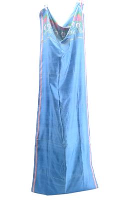 une photo d'une robe bleue suspendue à un cintre