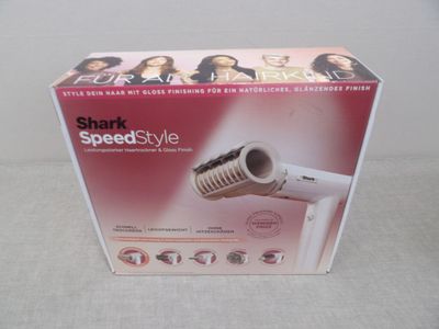 une boîte contenant un sèche-cheveux