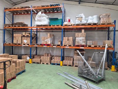 de nombreux cartons sur les étagères de l'entrepôt
