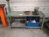 un établi avec des outils dans un garage