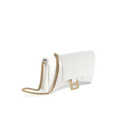 un sac à bandoulière blanc avec une bandoulière en chaîne et un fermoir doré