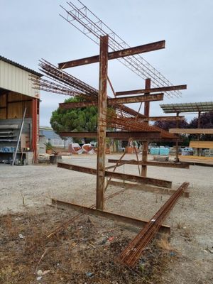 une structure métallique au milieu d'un champ en terre battue