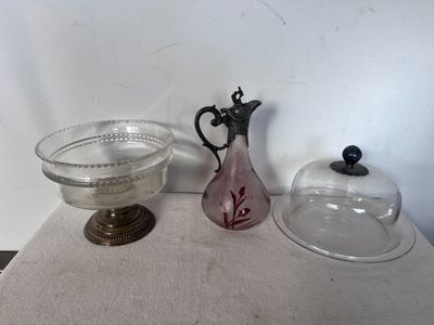 deux vases en verre et un bol en verre posés sur une table