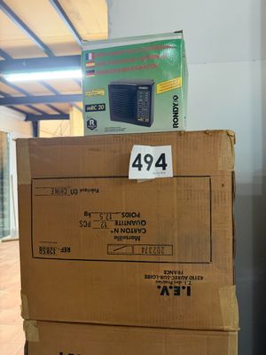 une pile de boîtes empilées les unes sur les autres