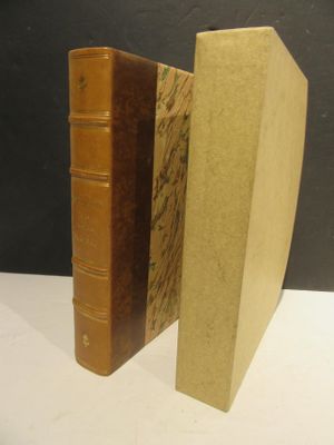 deux livres posés l'un à côté de l'autre sur une table