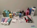 de nombreux types de produits de soins de la peau disposés sur une table