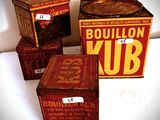 trois cartons de bourbon sont empilés les uns sur les autres