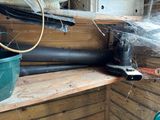 une toile d'araignée suspendue au mur d'un immeuble