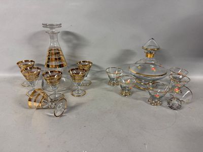 trois morceaux de verre ornés de motifs dorés et argentés sur un fond blanc
