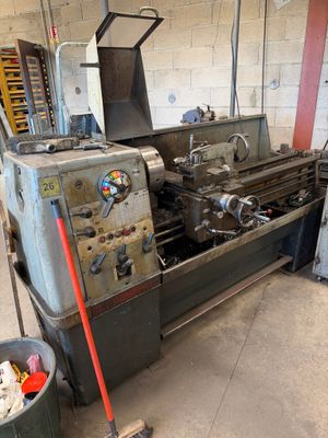 une machine qui se trouve à l'intérieur d'un bâtiment