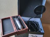 une boîte contenant un micro et un chargeur