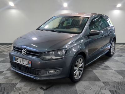 La Volkswagen Polo break grise est garée sur un sol à damier.