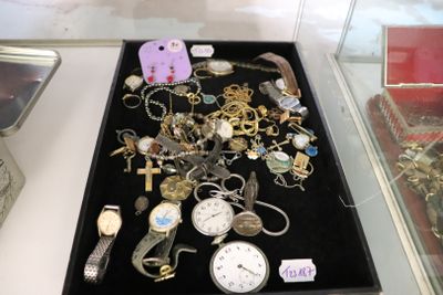 une vitrine présentant de nombreux modèles de montres différents