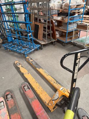 de nombreuses palettes entreposées dans un entrepôt