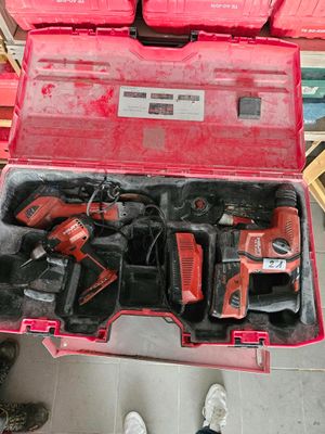 une boîte à outils rouge avec des outils sur le sol