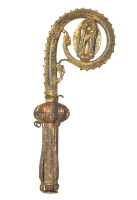 une horloge en or sur laquelle est représentée une femme
