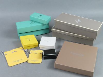 Réunion de plusieurs cartonnages et écrins neufs pour bijoux…