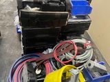 un grand nombre d'outils posés sur une table