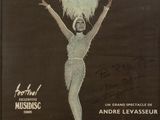 une vieille affiche de cinéma représentant une femme en robe blanche