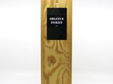un gros plan d'une plaque en bois sur laquelle figure une inscription