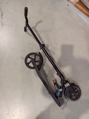 a scooter that is sitting on the floor in the garage