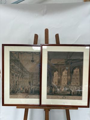 deux photos d'un tableau posé sur un chevalet dans une pièce