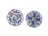 paire d'assiettes bleues et blanches à motifs floraux
