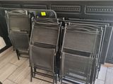 un grand nombre de chaises posées sur le sol