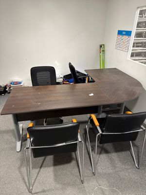 1 bureau d’angle avec 4 chaises et 4 armoires métalliques