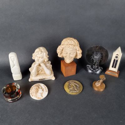 un grand nombre d'objets différents posés sur une table