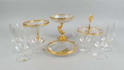 beaucoup d'objets en verre et en or sur la table