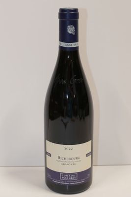 une bouteille de vin posée sur une table
